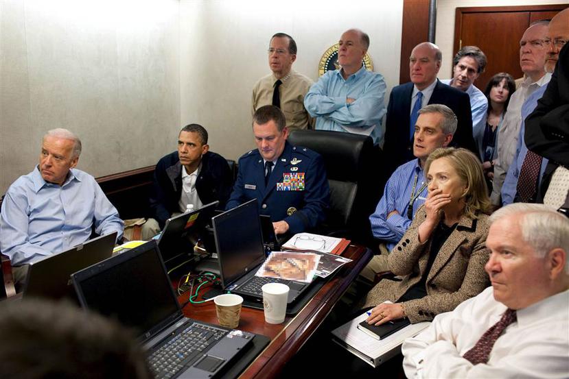 El presidente Obama, el vicepresidente Joe Biden, la secretaria de Estado Hillary Clinton, junto a otros miembros del equipo de seguridad nacional reciben una actualización sobre la misión para capturar a Osama bin Laden en el “Situation Room”.(WH)