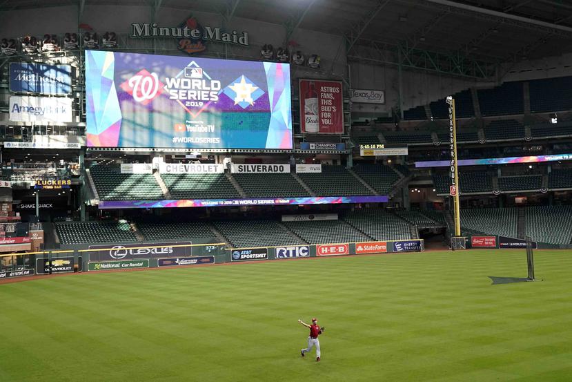 El pitcher Max Scherzer de los Nacionales de Washington suelta el brazo durante un práctica previo a la Serie Mundial en Houston. (AP)