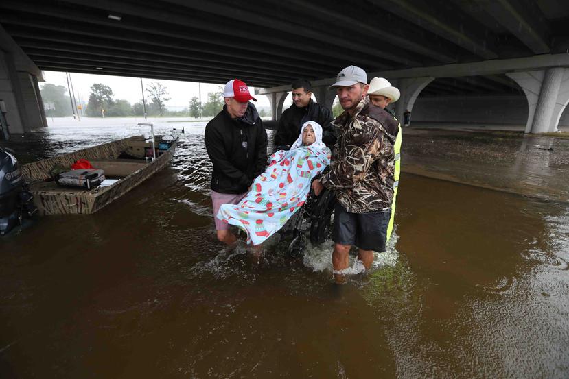 Los rescatistas sobrepasados por los miles de llamadas de auxilio durante una de las peores tormentas en la historia de Estados Unidos. (AP)