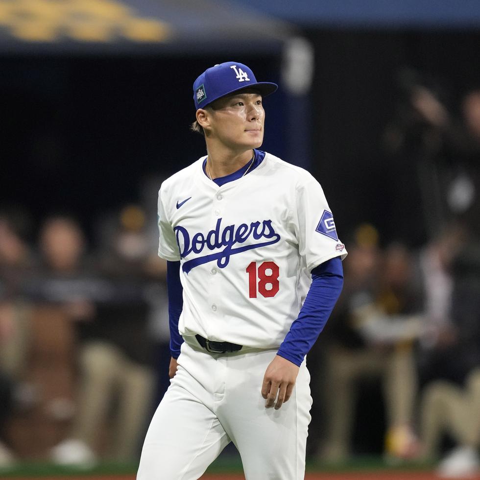 Yoshinobu Yamamoto, de los Dodgers de Los Ángeles, se retira del montículo durante el primer inning del juego ante los Padres de San Diego.