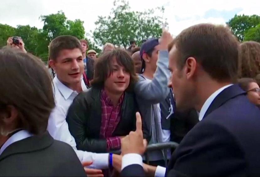 Emmanuel Macron regaña y exige respeto a un adolescente que se dirigió a él con un sobrenombre durante una ceremonia oficial. (AP)