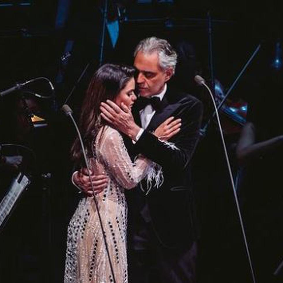 La soprano puertorriqueña Larisa Martínez junto al tenor italiano de 63 años, Andrea Bocelli, como parte de la gira que ofrece por Estados Unidos.