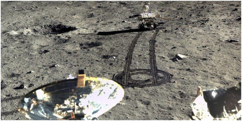 El robot Yutu-2 visto desde la sonda Chang"E 4, en el crater Aitken de la Luna. (La Nación/GDA)
