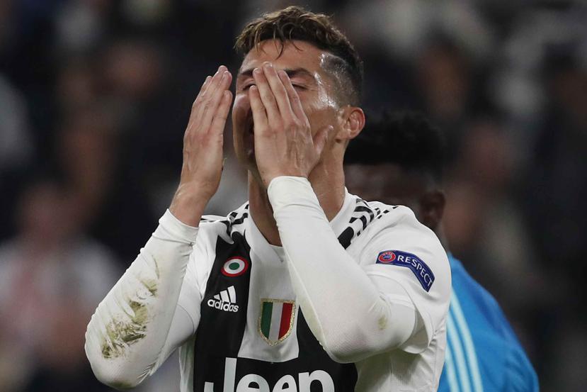 Cristiano Ronaldo reacciona luego de fallar un tiro durante el partido. (AP)