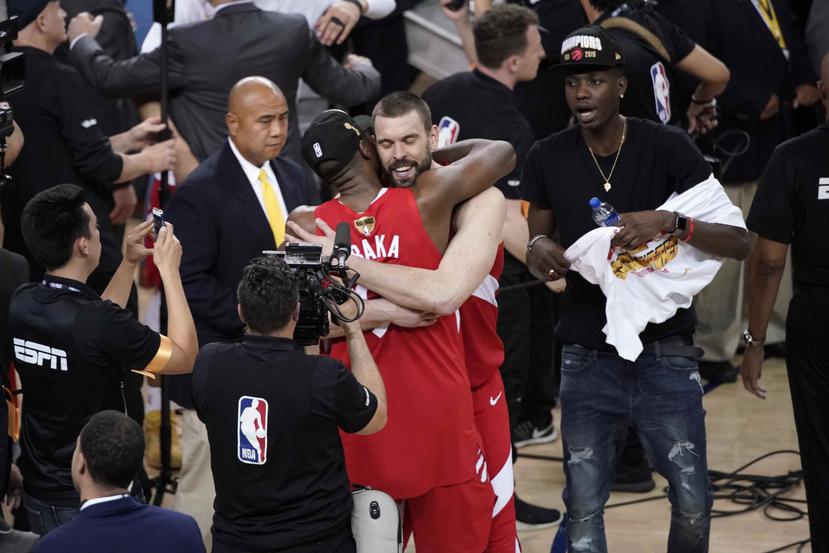 Marc Gasol se abraza con su compatriota Serge Ibaka tras asegurar el título de la NBA con los Raptors. (AP)