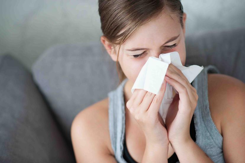 Los virus de la gripe se propagan principalmente por las gotitas esparcidas cuando una persona con gripe tose, estornuda o habla. (Shutterstock.com)