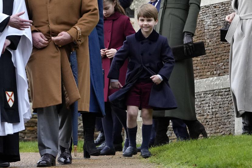 El príncipe Louis junto a su familia luego del servicio religioso navideño celebrado en la iglesia St. Mary Magdalene, en Sandringham.