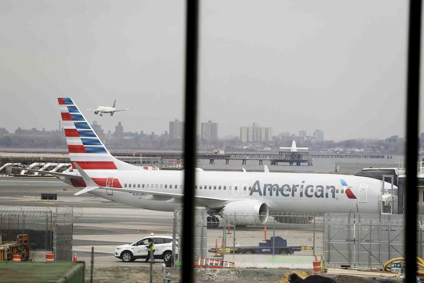 Un Boeing 737 Max 8 de American Airlines aguarda en una puerta de abordar en el Aeropuerto LaGuardia de Nueva York. (AP/Frank Franklin II)
