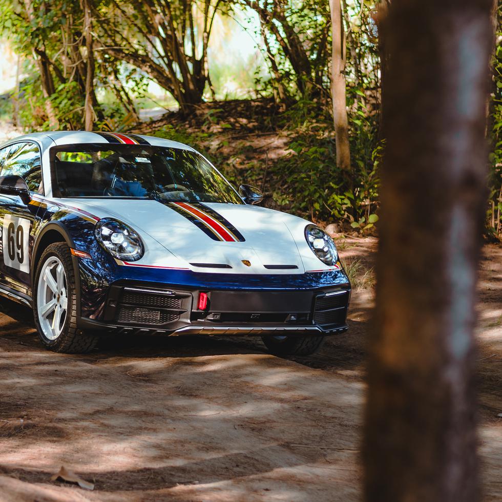 El Porsche 911 Dakar recuerda la primera victoria de Porsche en el rally París-Dakar.