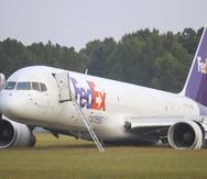 Un avión Boeing 757 de FedEx en una zona de seguridad del Aeropuerto Regional de Chattanooga, el jueves 5 de octubre de 2023, luego de un aterrizaje de emergencia realizado el miércoles por la noche.