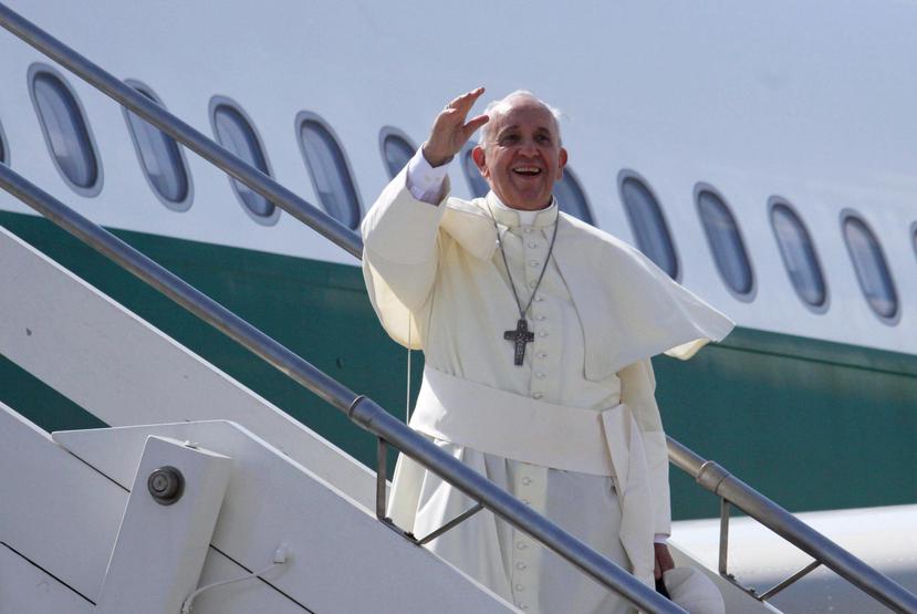 El papa Francisco embarca en su avión en el aeropuerto Fiumicino de Roma, Italia. (EFE)