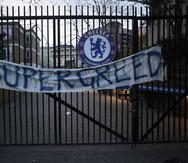 Una pancarta colgada en los portones de la entrada del estadio Stamford Bridge de  Chelsea en contra de la integración del equipo a la Superliga.