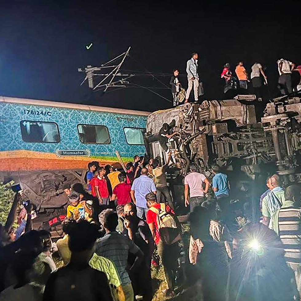 De 10 a 12 vagones de pasajeros de un tren se descarrilaron, y los escombros retorcidos de algunos de los vagones cayeron sobre una vía cercana. Un tren de pasajeros que venía en dirección opuesta chocó contra dichos escombros, y hasta tres vagones de este segundo tren también se descarrilaron, agregó Sharma.
