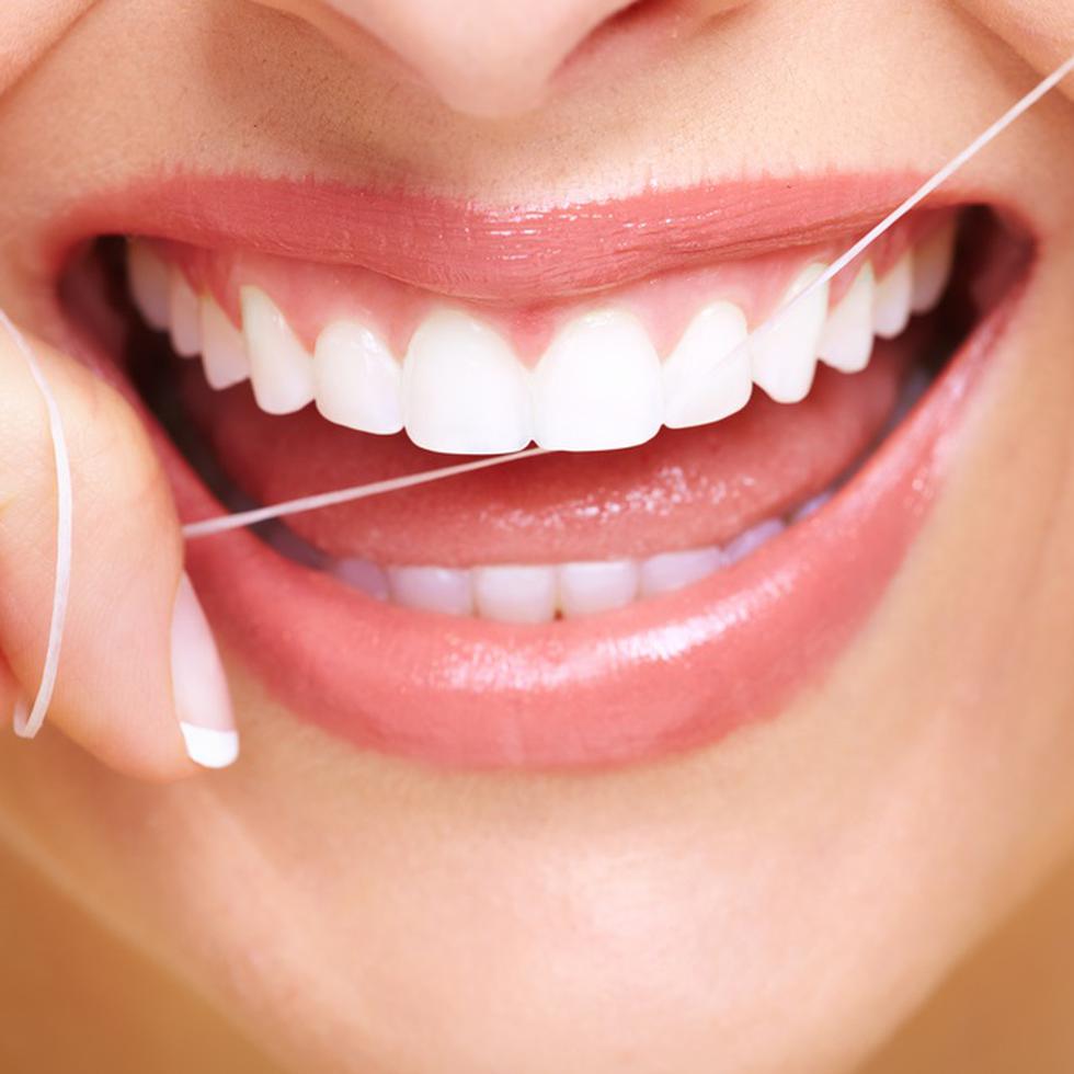 El uso de hilo dental previene enfermedades.