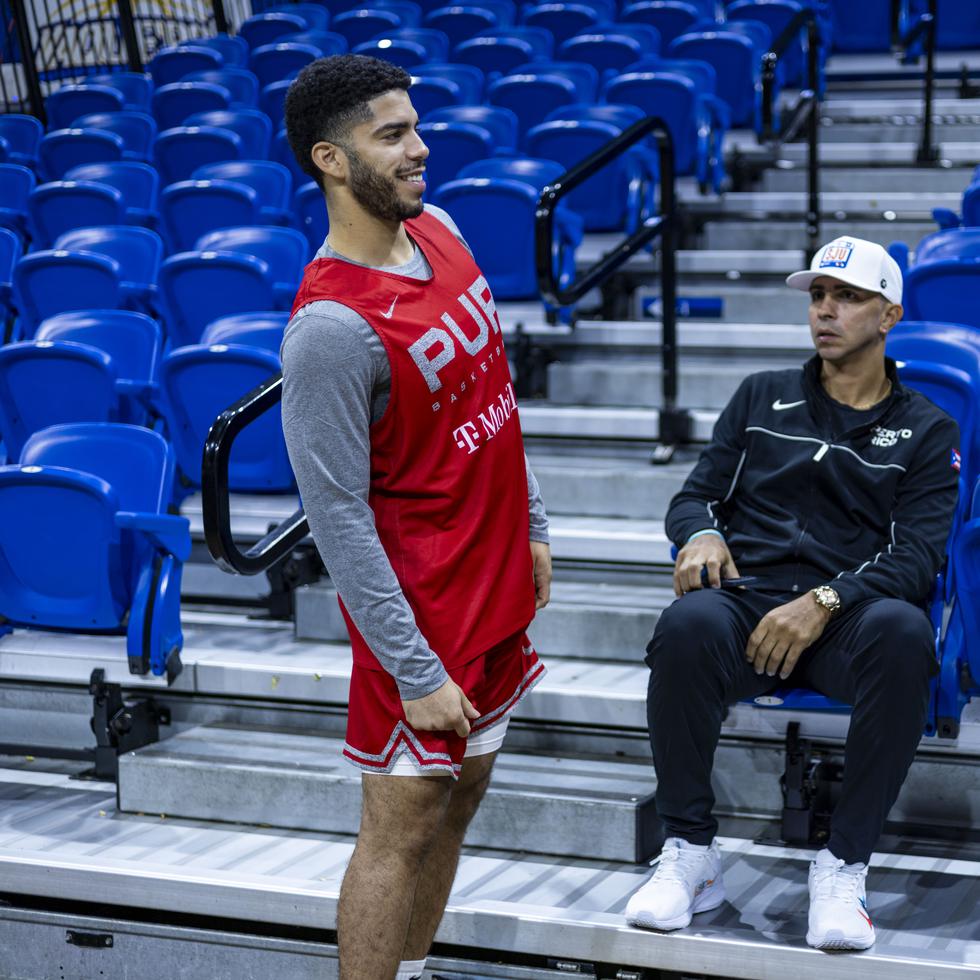 Jordan Howard, a la izquierda, junto al presidente de la Federación de Baloncesto de Puerto Rico, Yum Ramos, y el gerente general Carlos Arroyo.