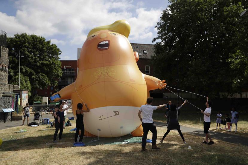 Un globo de 19 pies de altura que representa al presidente estadounidense Donald Trump es levantado durante una sesión de pruebas en Bingfield Park, Londres. (AP)
