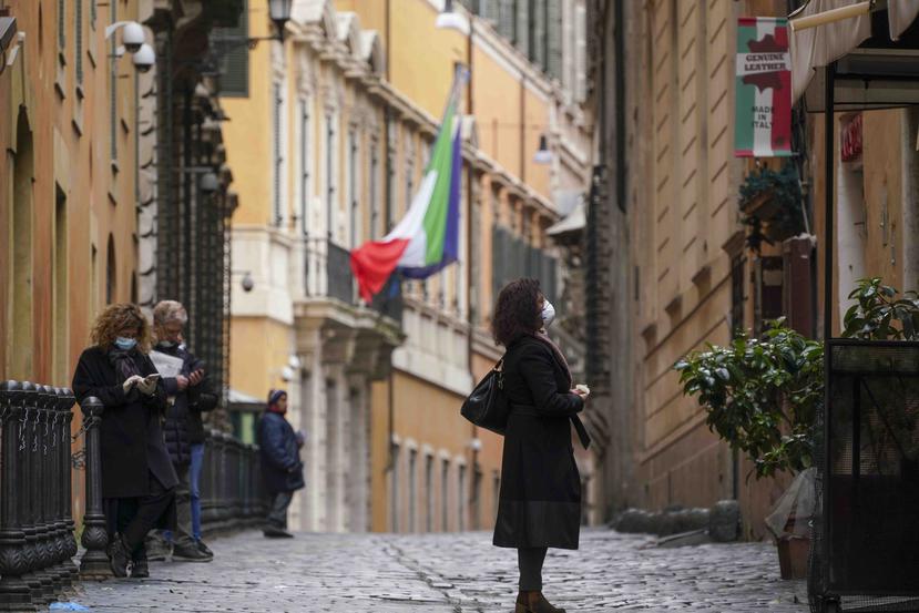 Personas guardan distancia en una calle de Roma, Italia. (AP)