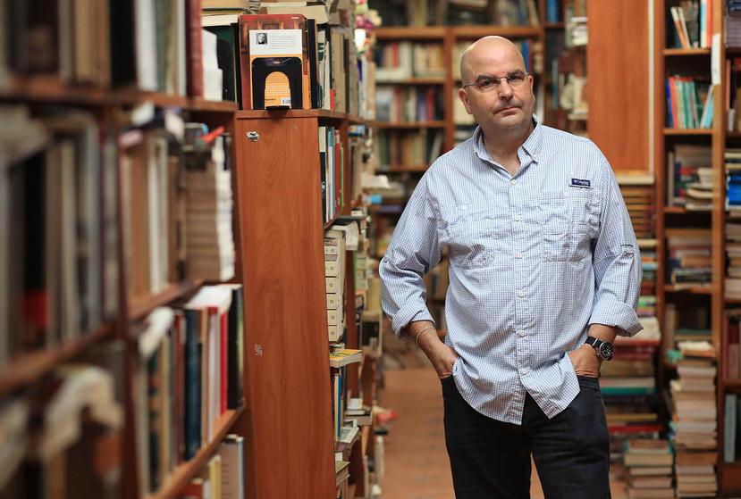 El autor dedica su publicación al escritor Francisco Font Acevedo y al fenecido poeta Ángel Darío Carrero.