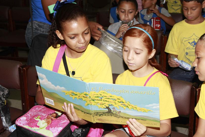 La escritora puertorriqueña Georgina Lázaro, autora de libros para niños como “El flamboyán amarillo” se presentó en la Biblioteca Electrónica Dr. Carlos Hernández para conversar con los niños y compartir con ellos la narración de un cuento.