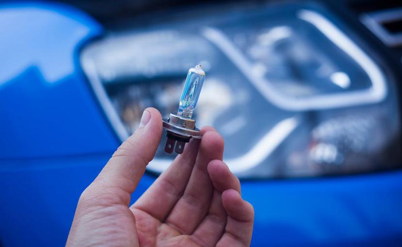 Antes de comprar la bombilla de repuesto, busca en el manual de auto cuál es el tipo y número. (Shutterstock)