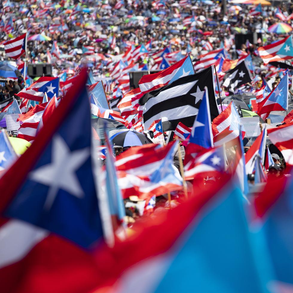 San Juan, Puerto Rico, Julio 22, 2019 - MCD - FOTOS para ilustrar una historia relacionada a la marcha en contra del gobernador Ricardo Rosselló debido a la controversia en el gobierno por asuntos de corrupción y el chat de Telegram - #RickyRenuncia #NiCorruptosNiCobardes. EN LA FOTO una vitsa de la manifestacíon en la que participaron miles y las banderas de Puerto Rico eran incontables.
FOTO POR:  tonito.zayas@gfrmedia.com
Ramon " Tonito " Zayas / GFR Media