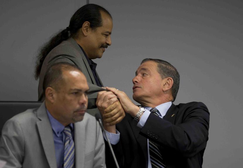 La medida es del senador Carlos Rodríguez Mateo, a la izquierda, y cuenta con el senador José Vargas Vidot, al fondo, como uno de sus coautores. (GFR Media)