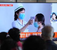 Residentes de Corea del Sur miran un televisor que muestra un reporte noticioso sobre el brote de COVID-19 en Corea del Norte.