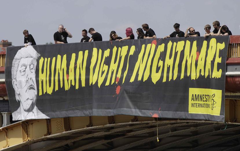 Esta es la pancarta desplegada hoy en un puente de Londres por Amnistía Internacional. (AP)