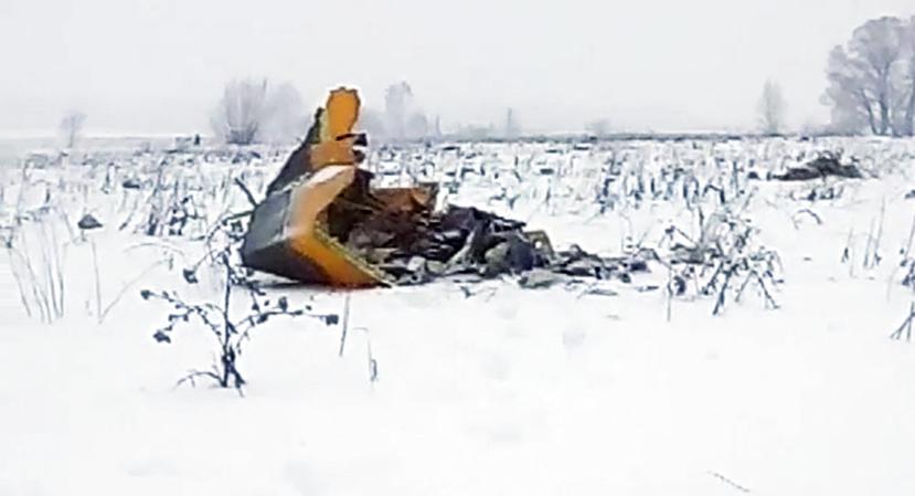 Esta imagen muestra los restos del avión caído en Rusia cerca de la aldea de Stepanovskoye, en Rusia (Life.ru vía AP).
