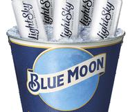 Blue Moon Ligh Sky se presenta en una lata de aluminio de 12 onzas, disponible en empaques de seis y 12 latas.