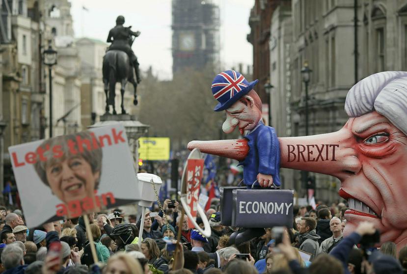 Un sinnúmero de personas protesta durante una marcha anti-Brexit en la Plaza Trafalgar, en Londres, el sábado 23 de marzo del 2019. (AP/Tim Ireland)