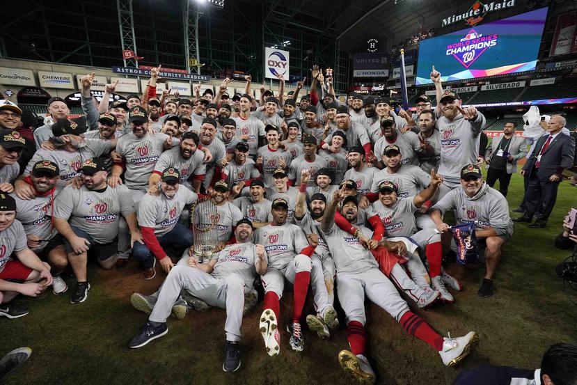 Los Nationals celebran el triunfo tras eliminar a los Astros de Houston en siete partidos.  (AP / Eric Gay)