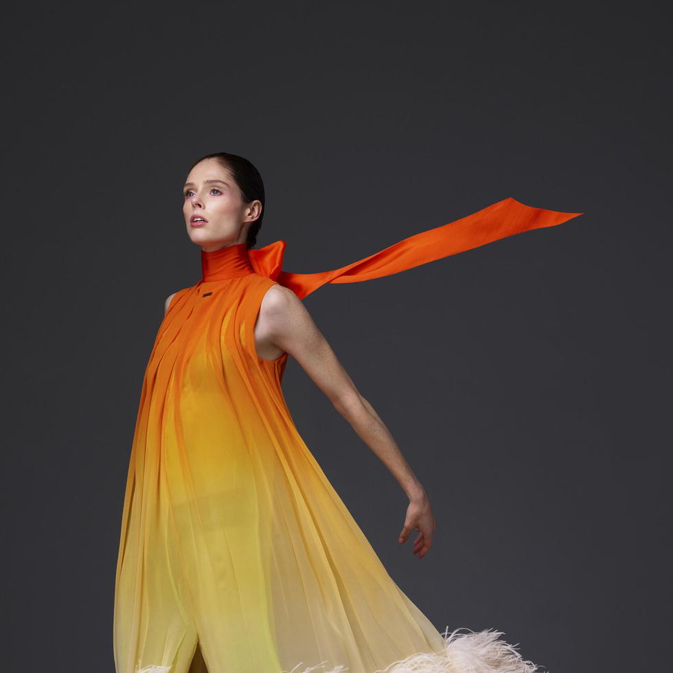 Vestido en degradación de colores y flecos de la colección de primavera-verano 2024 de Sukeina.