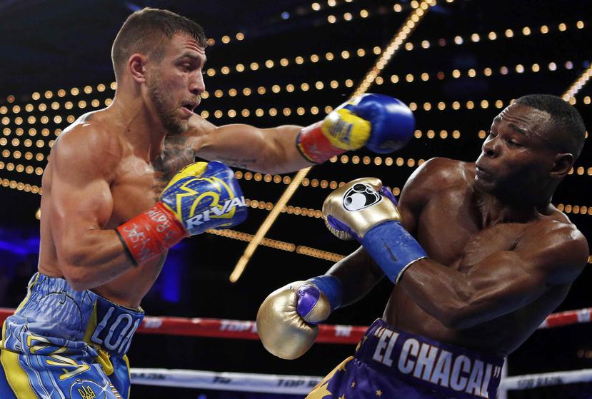 Vasyl Lomachenko (izq.) falla un golpe al rostro de Guillermo Rigondeaux durante su combate del sábado en Nueva York. (AP / Adam Hunger)
