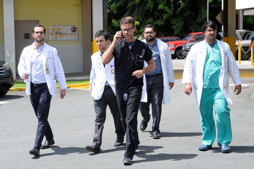 El doctor Humberto Guzmán, al centro junto a varios residentes del Recinto de Ciencias Médicas de la Universidad de Puerto Rico, enfatizó en la importancia de proteger ese taller médico.