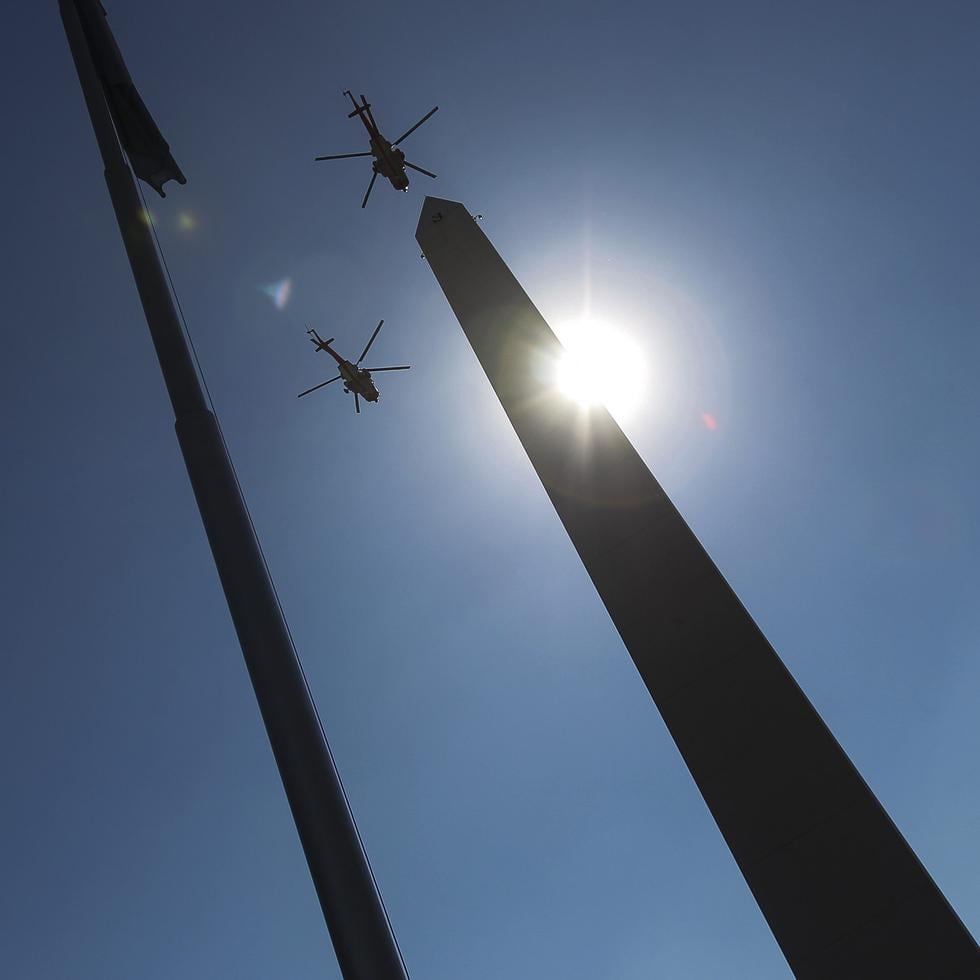 En la imagen helicópteros de la fuerza aérea son vistos sobrevolando el Obelisco de la capital argentina, en una fotografía de archivo. EFE/David Fernández
