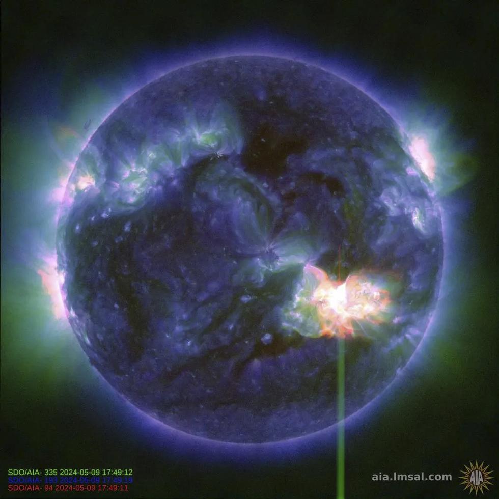 Esta imagen proporcionada por la NASA muestra una llamarada solar, como se ve en el destello brillante en la parte inferior derecha, capturada por el Observatorio de Dinámica Solar de la NASA. Se emitió una alerta de tormenta geomagnética severa para la Tierra a partir del viernes que durará todo el fin de semana.