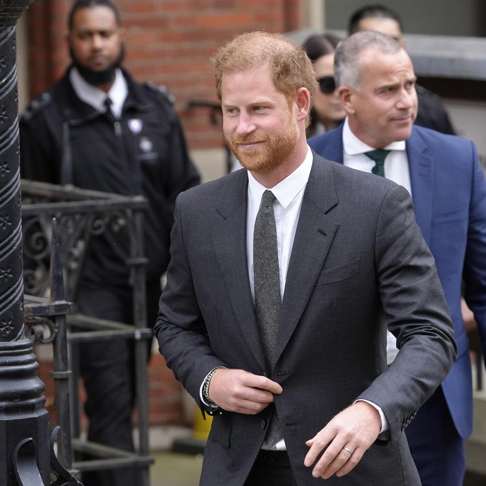 El príncipe Harry sale del tribunal londinense.