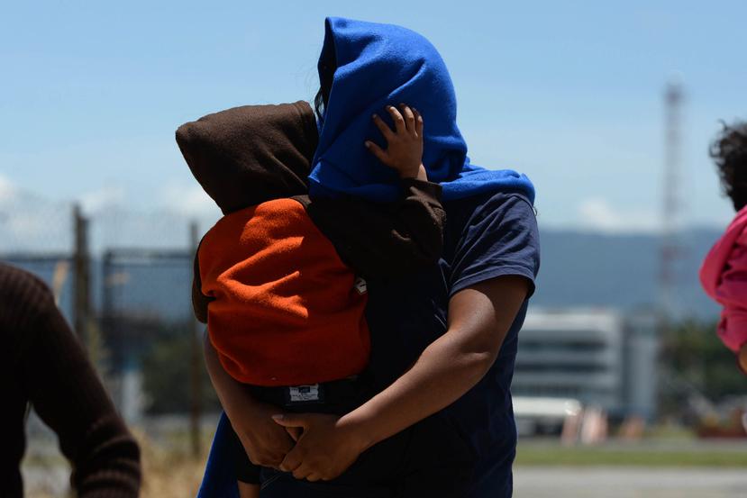 En esta foto de archivo, una mujer y su hijo, parte de un grupo de deportados de EE.UU., llega a la Ciudad de Guatemala (Guatemala). (EFE)