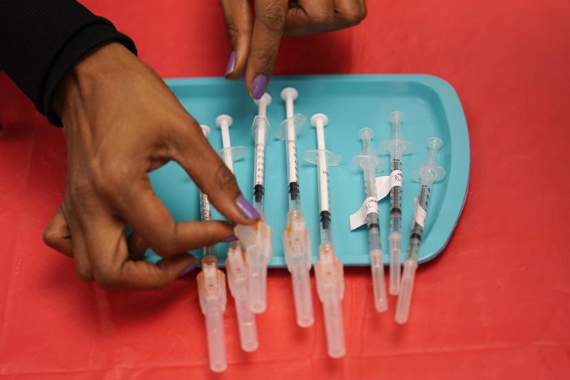 Una asistente médica prepara dosis de la vacuna de Pfizer contra el COVID-19 en un centro de vacunación en la Universidad de Nevada, Las Vegas.