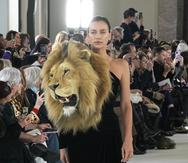 Una de las creaciones de Schiaparelli para la colección Haute Couture Spring-Summer 2023 presentada en París.