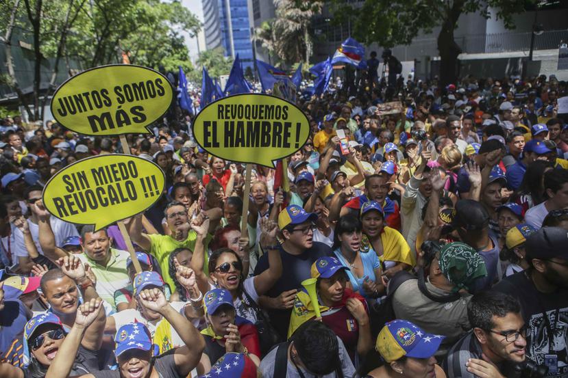 La oposición sostiene que el Poder Judicial es controlado por el oficialismo y que está tomando decisiones "inconstitucionales" para proteger a Maduro. (The Associated Press)