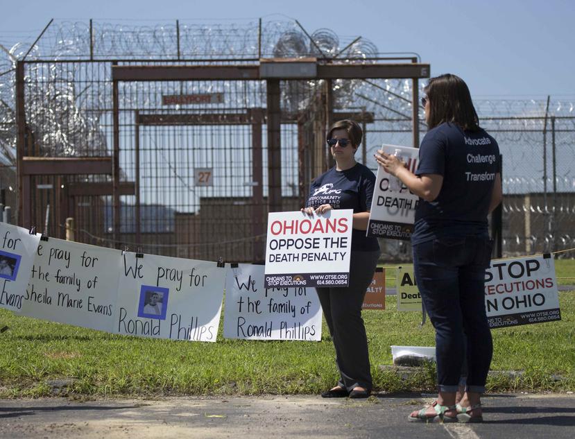 Manifestantes en contra de la pena de muerte frente a la cárcel en Ohio. (AP)