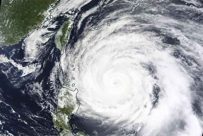 En esta imagen del lunes 29 de mayo de 2023, una imagen por satélite de la NASA muestra el tifón Mawar acercándose a las provincias norteñas de Filipinas. (NASA Worldview, Earth Observing System Data and Information System (EOSDIS) via AP)