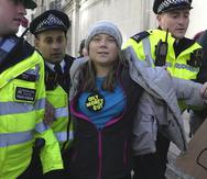 La activista ambiental Greta Thunberg es detenida por la policía durante la protesta contra un foro de empresas de petróleo y gas en el Hitek InterContinental, Londres.