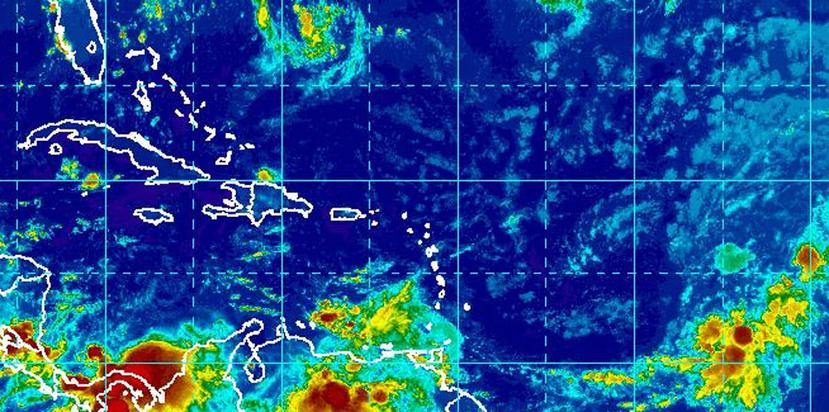 Al sureste de la isla, una onda tropical se desarrollo en aguas abiertas del océano Atlántico. (Captura / NOAA)