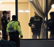 Policías en el vestíbulo de un edificio de condominios luego de un tiroteo en Vaughan, Ontario.