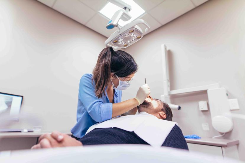 El COVID fee podrá ser facturado por los dentistas a la aseguradora de salud con la que mantenga contrato vigente, acompañado del o los procedimientos dentales realizados por día y que formen parte de la cubierta del paciente.