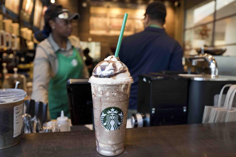 Un venti mocha frappuccino se exhibe en un Starbucks el miércoles 20 de junio de 2018. (AP)