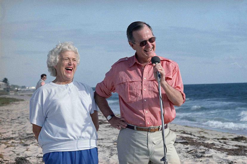 Barbara Bush sonríe junto a su esposo, George Bush, luego de que este último fuera electo presidente de los Estados Unidos en el 1988. (AP)